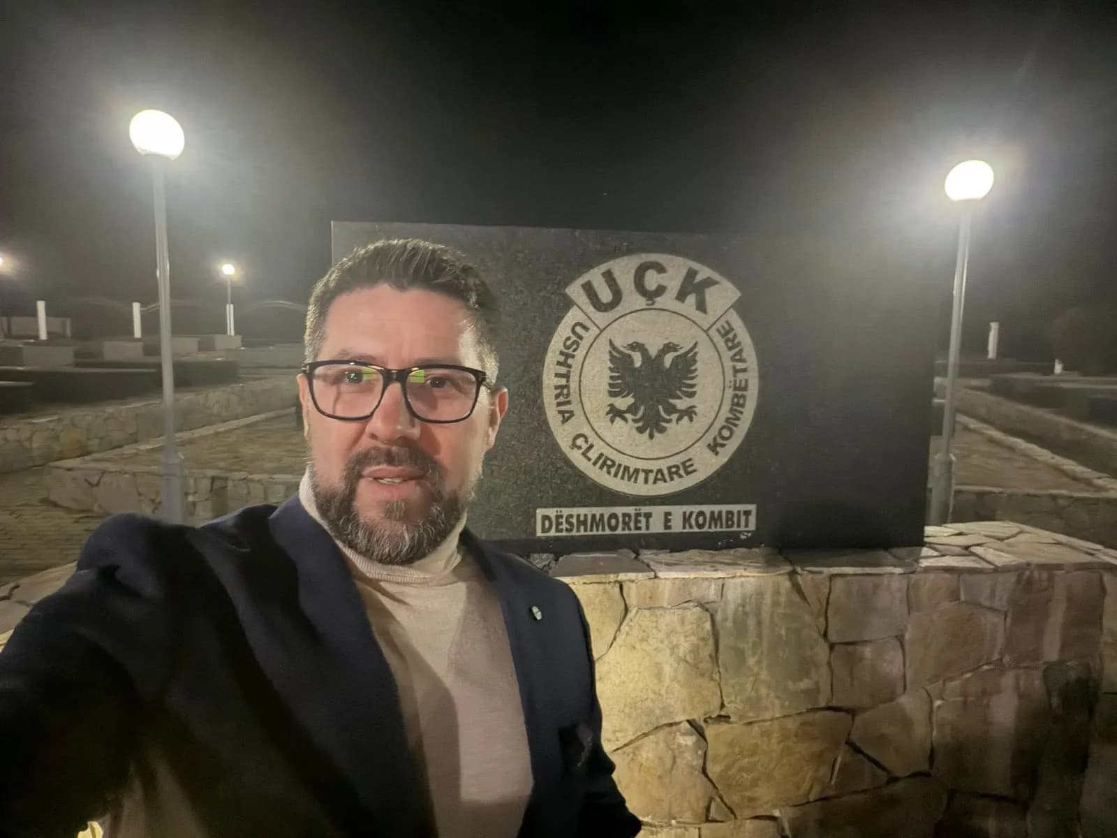 Veterani i UÇK-së Dardan Krasniqi kritikon Osmanin dhe Kurtin për mungesë vlerësimi ndaj veteranëve të UÇK-së – “për estradë kujtohen t’i nderojnë”