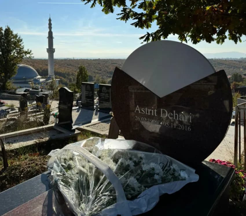 Vetëvendosje: Është dëmtuar shtylla dhe pllaka e flamurit kombëtar pranë varrit të Astrit Deharit, jemi në pritje të hetimeve