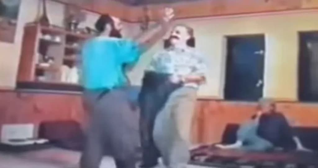 Video e rrallë: Sahit e Hamëz Jashari në momente gazmore, duke vallëzuar së bashku