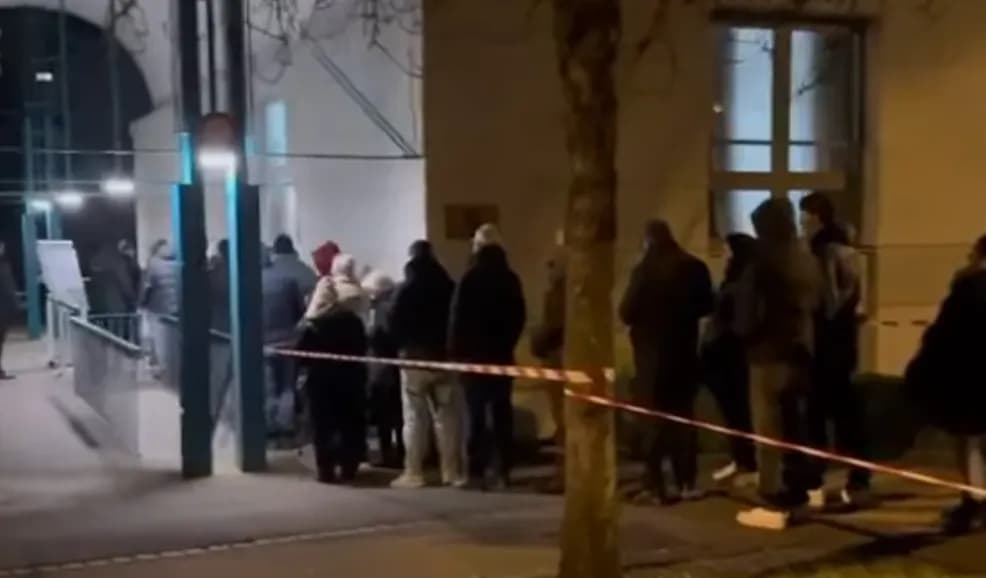Zgjedhjet: Mërgimtarët po presin në radhë në Cyrih për të votuar