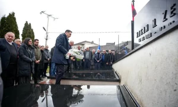 Abdixhiku bën homazhe në 23 vjetorin e vrasjes së Tahir Zemajt: Patriot i rrallë e strateg, ai krim ende rëndon ndërgjegjen e shoqërisë sonë