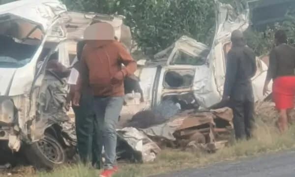 Aksident tragjik në Afrikën e Jugut: Kamioni përplaset me autobusin me nxënës, të paktën 13 fëmijë humbën jetën