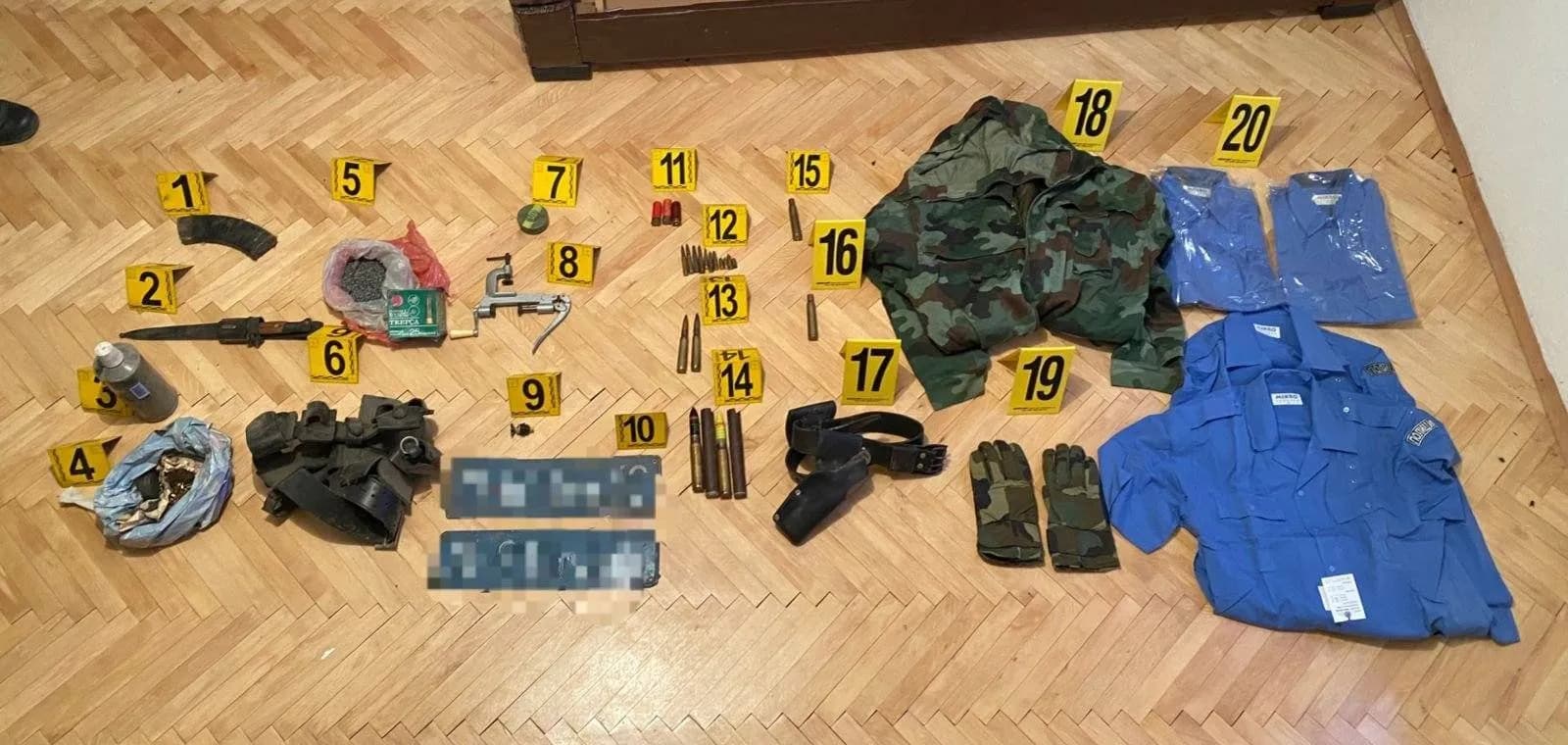 Aksion i policisë në veri, gjenden armë, municion dhe mjete të tjera ilegale në një shtëpi të braktisur