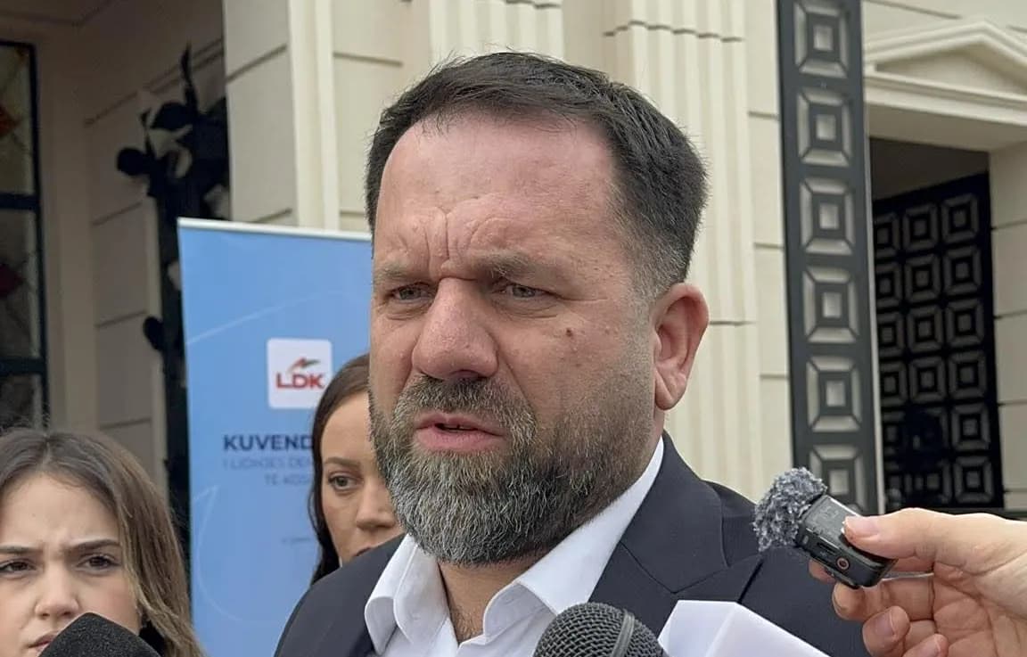 Berat Rukiqi: Do të votojë kundër dorëheqjes së Abdixhikut