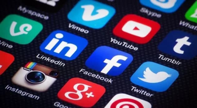 Debat mbi ligjin që ndalon mediat sociale për fëmijët nën 15 vjeç