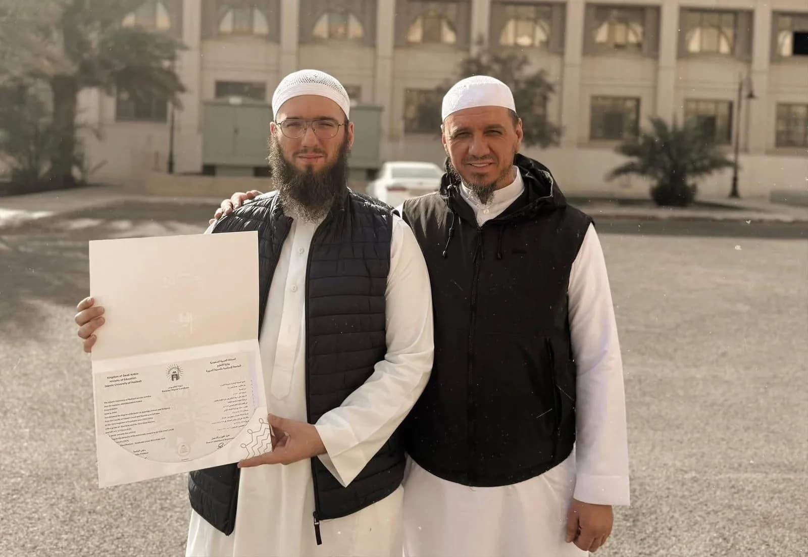 Djali i hoxhës Enis Rama diplomon në Universitetin Islamik të Medinës