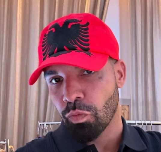 Drake e bën sërish, shfaqet me simbolin kombëtar shqiptar në një kapele