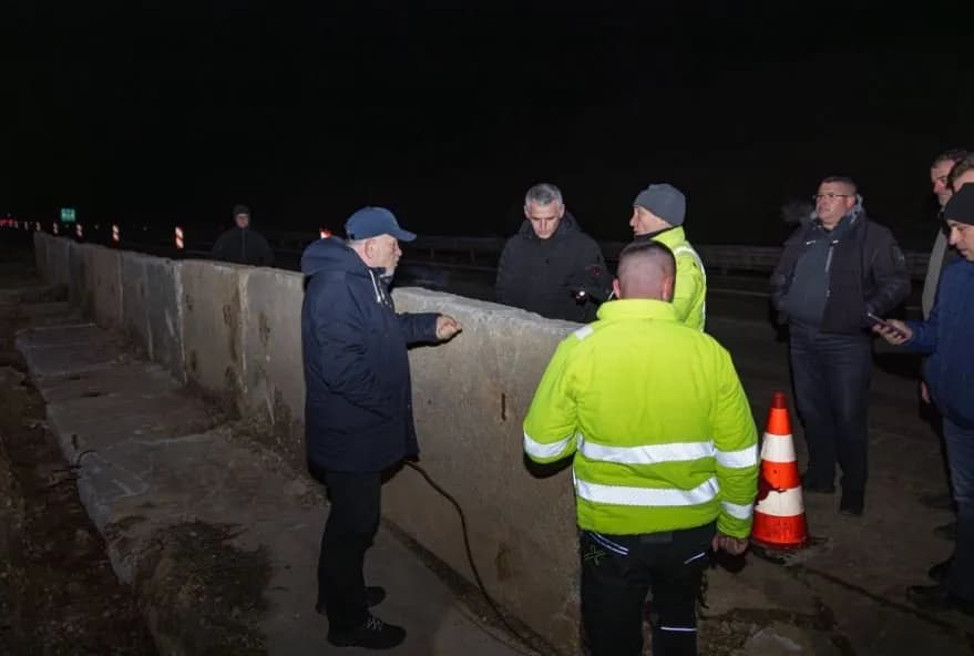Durmishi del në terren, shikon nga afër punimet për sanimin e autostradës “Ibrahim Rugova” pas reshjeve të fundit