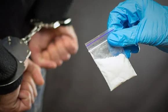 Dy persona arrestohen në Mitrovicë për drogë, armë dhe para të gatshme