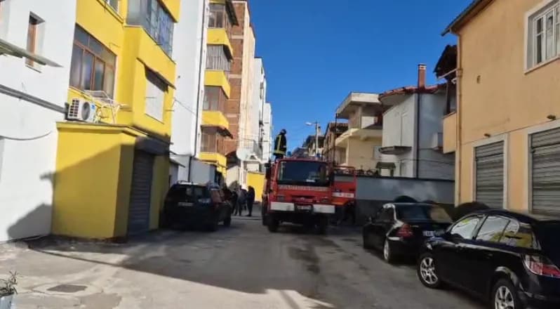 E rëndë: Digjet një banesë në Korçë, e moshuara që jetonte e vetme vdes nga asfiksia