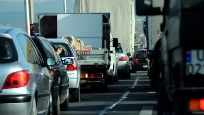 Gati dy orë pritje në Merdare e një në Jarinjë, përditësohen të dhënat për kolonat në pikat kufitare