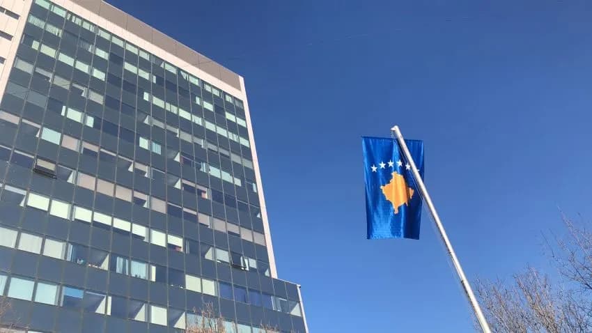 Hyn në fuqi vendimi: Paga minimale në Kosovë 425 euro në janar dhe 500 euro në korrik