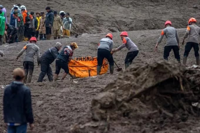 Indonezia rifillon kërkimet për 80 persona pas rrëshqitjes së dheut
