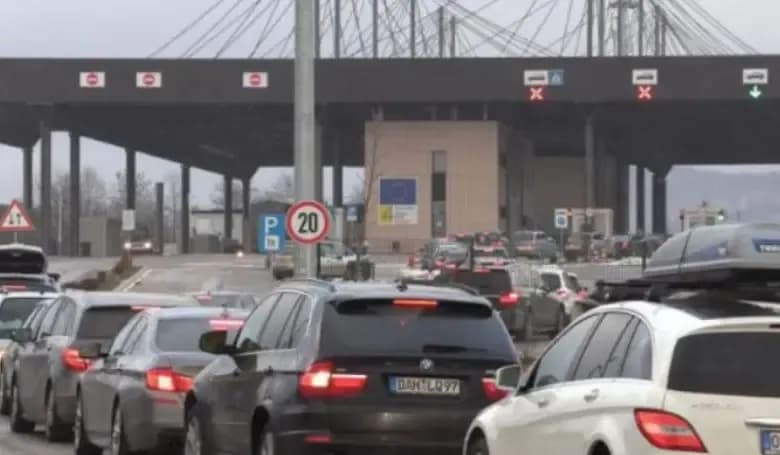 Krijohen kolona në kufi, kaq minuta ka pritje për të dalë nga Kosova