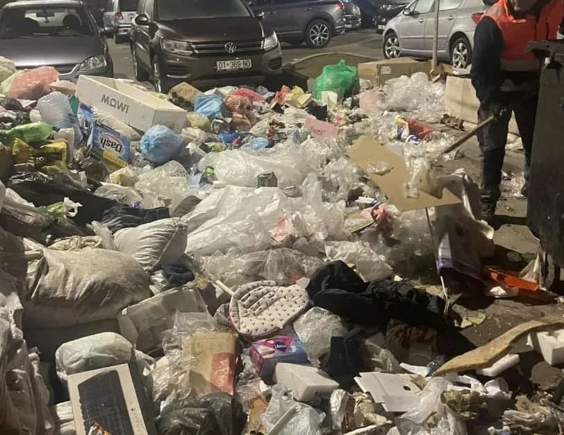 KRM “Pastrimi” apelon tek banorët e lagjes Dardania: Mos i hidhni mbeturinat jashtë kontejnerëve
