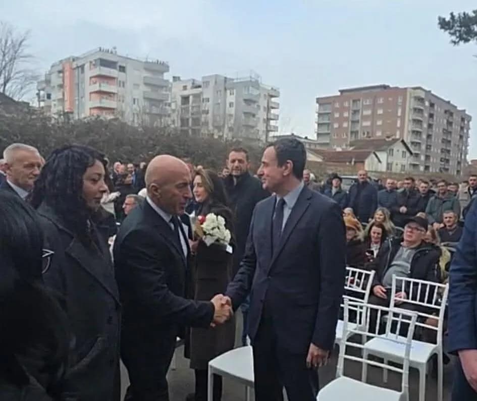 Kurti dhe Haradinaj përshëndeten dorë më dorë gjatë rivendosjes së pllakës përkujtimore të dëshmorit Ilir Merturi në Klinë