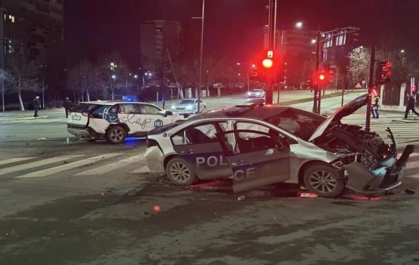 Lirohen të lënduarit nga aksidenti mes veturës së policisë e një taksie