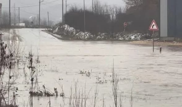 Mbyllet aksi Ferizaj–Gjilan në Sojevë, shkak grumbullimi i ujit