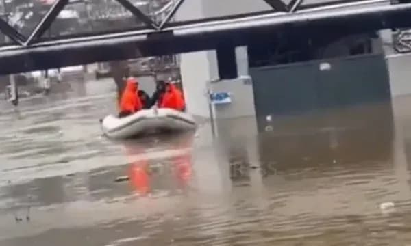 Momenti kur shpëtohen pesë familje të ngujuara nga vërshimet në lagjen “2 Korriku” në Mitrovicë – pamje