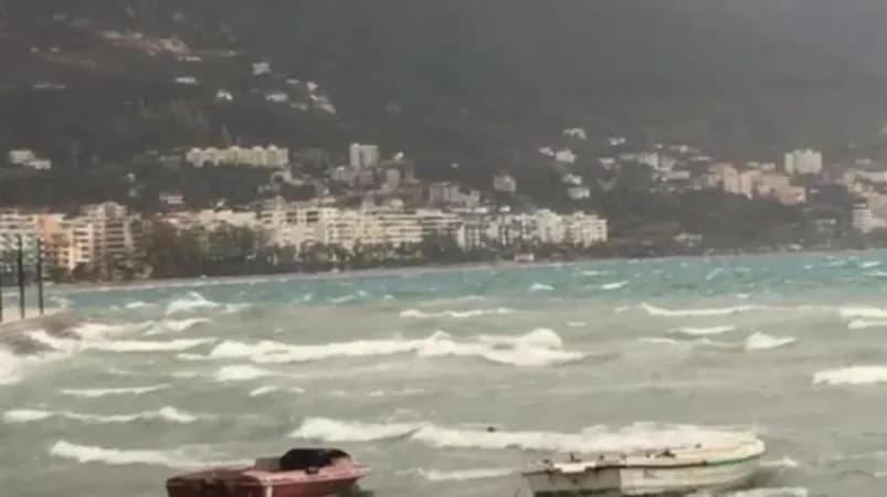 Moti i keq, ndalohet lundrimi i mjeteve të vogla dhe peshkimit në Vlorë