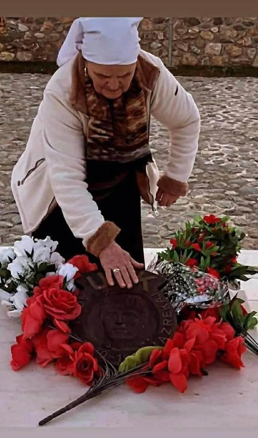 OVL e UÇK-së në Deçan njofton për varrimin e Zymë Mazrekajt, nënës së dy dëshmorëve Tahir e Agim Mazrekaj