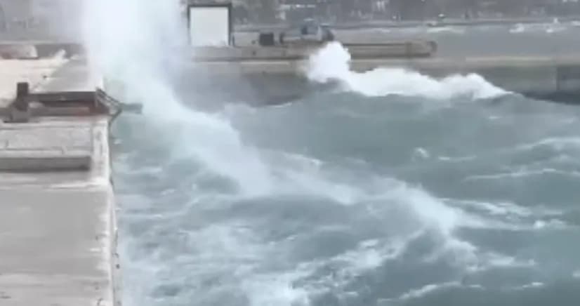 Pamje dramatike nga Vlora: Ndalohen udhëtimet drejt Italisë, dallgët arrijnë deri në 7 ballë