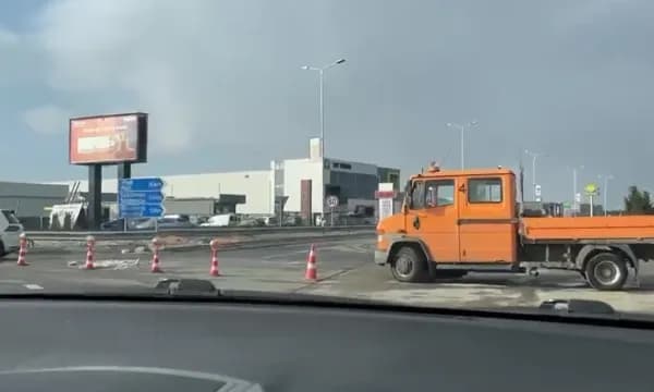 Pamje të rrugës së bllokuar në magjistralen Prishtinë- Ferizaj