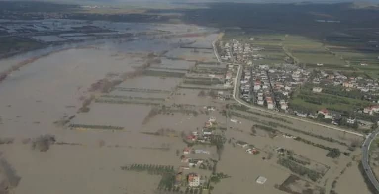 Përmbytjet në Shqipëri, ambasada e SHBA paralajmëron përkeqësim të situatës, thirrje qytetarëve të shmangin zonat me rrezik