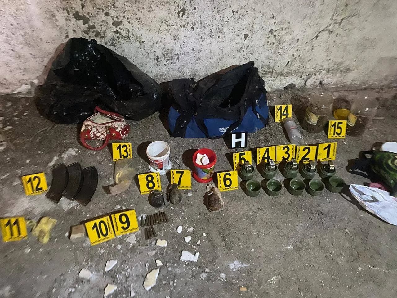 Policia e Kosovës gjen prap municion dhe granata dore në një shtëpi të braktisur në Zveçan