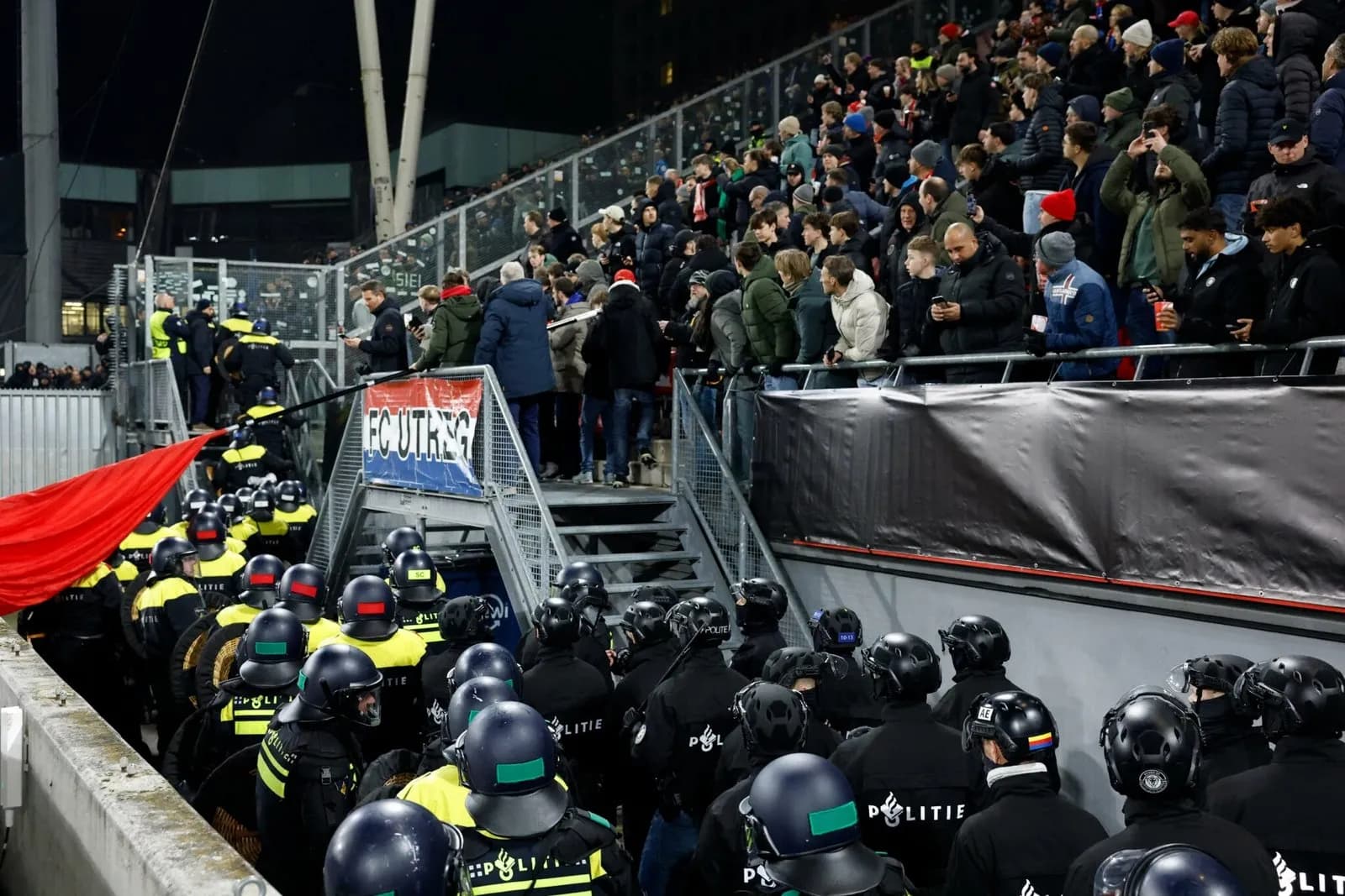 Policia futet në ndeshjen e Europa League, përleshet me tifozët