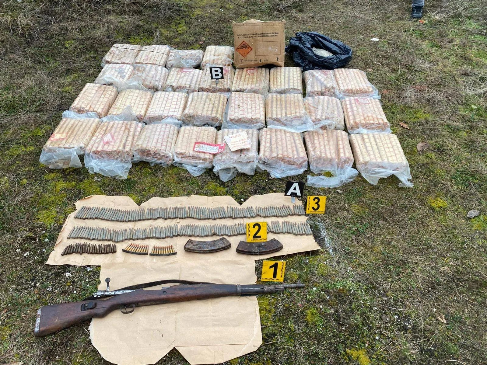 Policia gjen armë, municion e granata dore në një shtëpi të braktisur në Zveçan