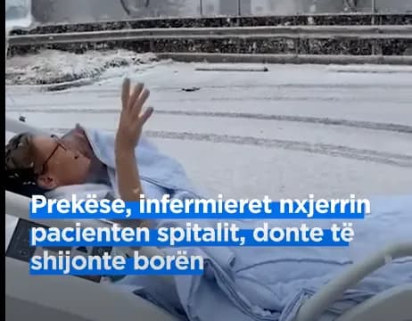 Prekëse, infermieret nxjerrin pacienten spitalit, donte të shijonte borën