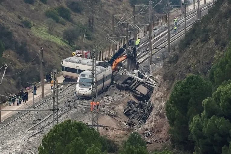 Raporti preliminar: Çarja në shina shkaktoi aksidentin fatal të trenit në Spanjë, me dhjetëra të vdekur