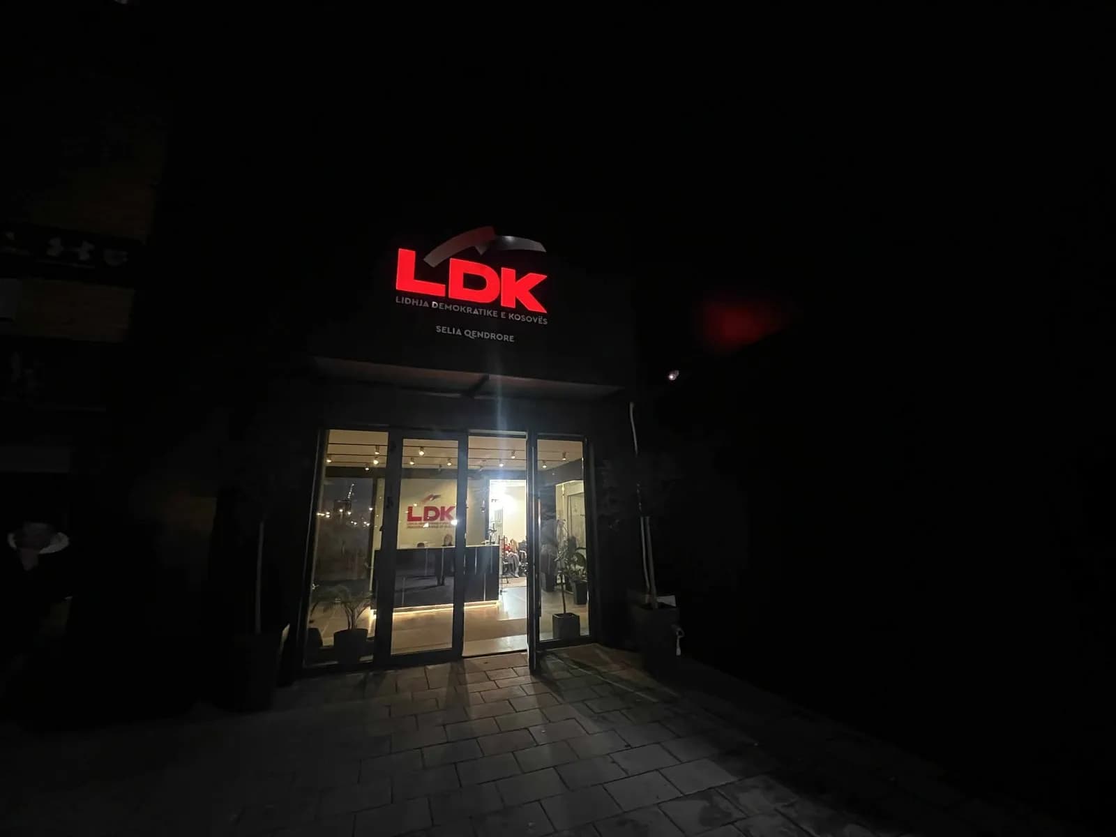 “Rrethi i ngushtë” i LDK-së gati katër orë në takim, vazhdon mbledhja