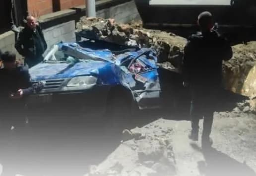 Rrëzohet muri mbi një automjet në Han të Elezit, shpëton shoferi (VIDEO)