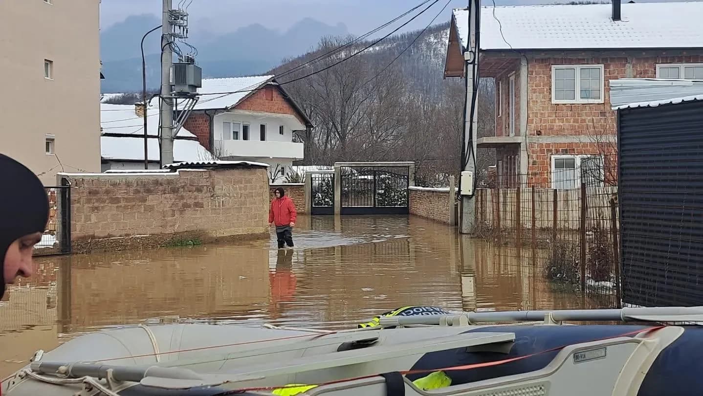 Rritet niveli i ujit në Ibër, evakuohen banorë nga Mëhalla e Boshnjakëve në veri