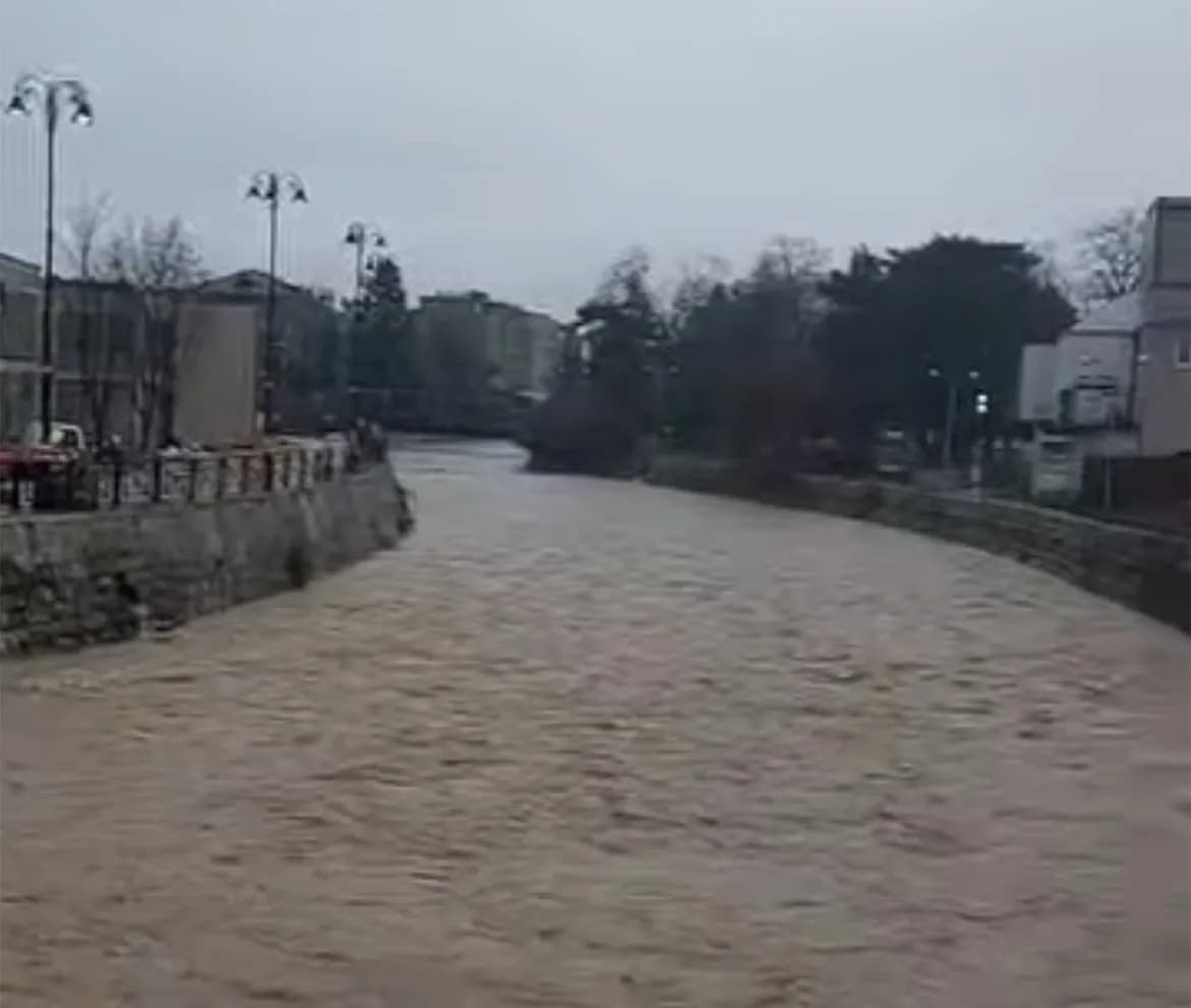 Rritet niveli i ujit në lumin “Lumbardh” në Pejë pas reshjeve të shiut