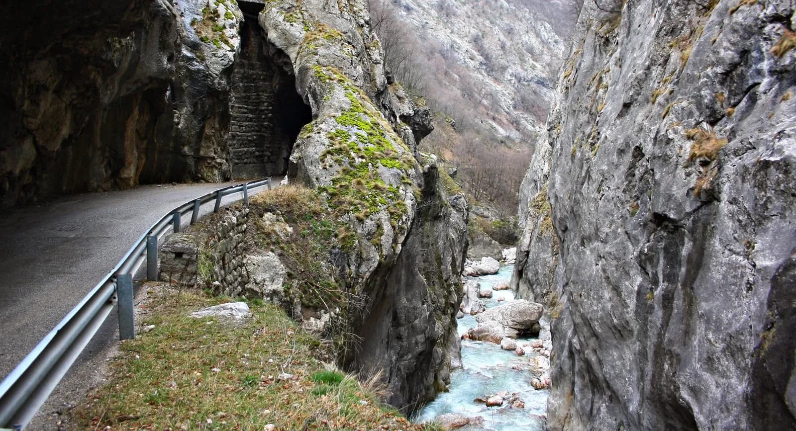 Rrugë e bllokuar në Rugovë: Punëtorët përballë gurëve të mëdhenj pa mjete të duhura
