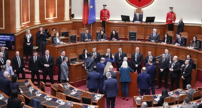 Sesioni i ri parlamentar nis me tensione, opozita “pushton” foltoren e Kuvendit