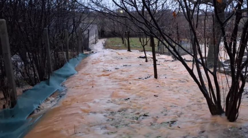 Shtabi Emergjent del me apel pas vërshimeve në Malishevë: Shmangni lëvizjet e panevojshme, shumë rrugë janë bllokuar