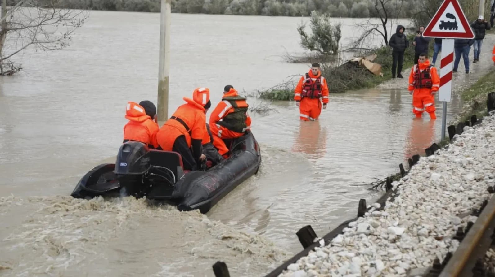Situata në Shqipëri: 1 mijë e 587 banesa dhe 13 mijë e 211 hektarë tokë të përmbytura