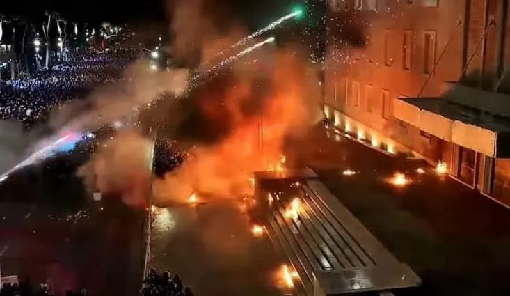 Tension në protestën e opozitës në Shqipëri, arrestohen 20 protestues
