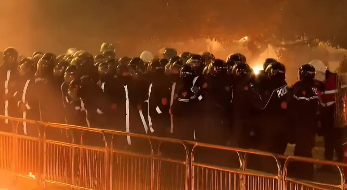 Tensione në protestën e opozitës, 11 policë të lënduar