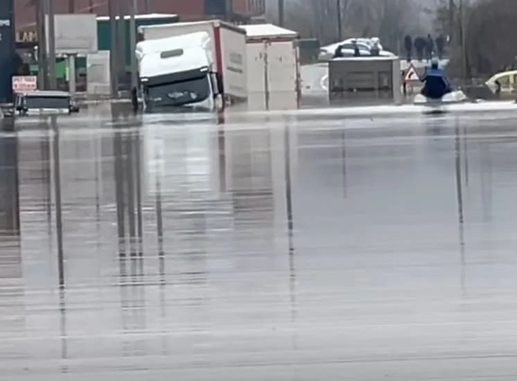 U bllokua për shkak të ujit, lirohet për qarkullim rruga Ferizaj-Gjilan