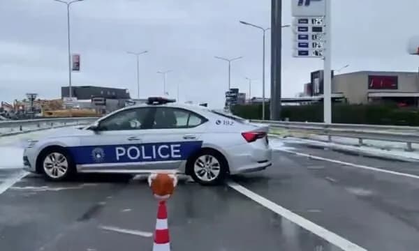 U vërshua pas reshjeve, Policia bllokon njërën anë të magjistrales Prishtinë- Ferizaj, pamje