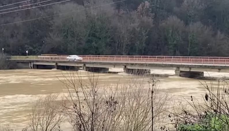 Ura mbi lumin Drin në fshatin Gjonaj të Prizrenit rrezikon të shembet nga vërshimet