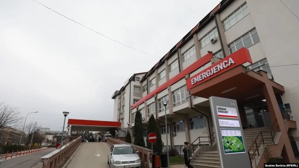 Vdes një person në QKUK, ishte rrëzuar derisa po punonte në shtëpi