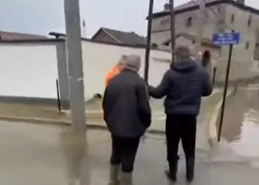 Vranoci i Pejës përballet me përmbytje pas reshjeve të shiut, uji përfshinë rrugët e fshatit
