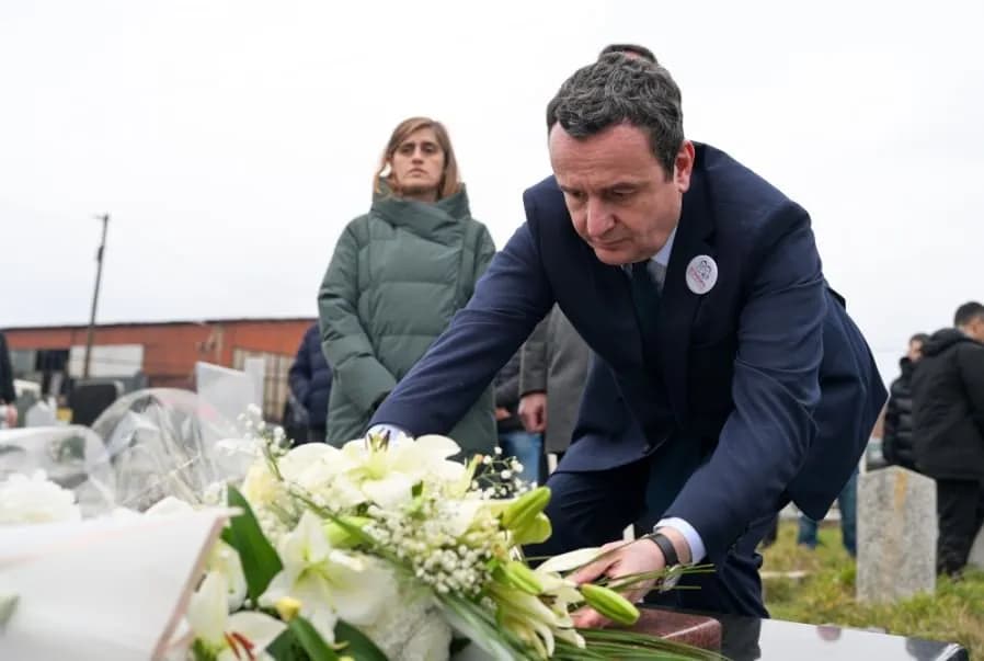 Albin Kurti i kujton aktivistët Mon Balaj dhe Arben Xheladinin në 19 vjetorin e vrasjes