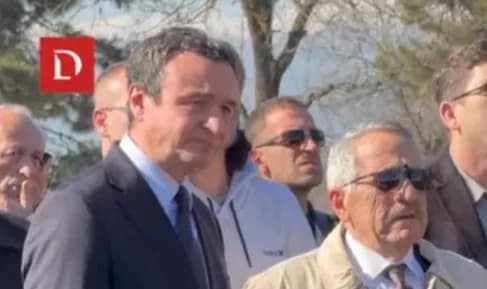 Albin Kurti shihet i emocionuar gjatë varrimit të Mentor Kaçit, ia mban dorën Ekrem Kryeziut